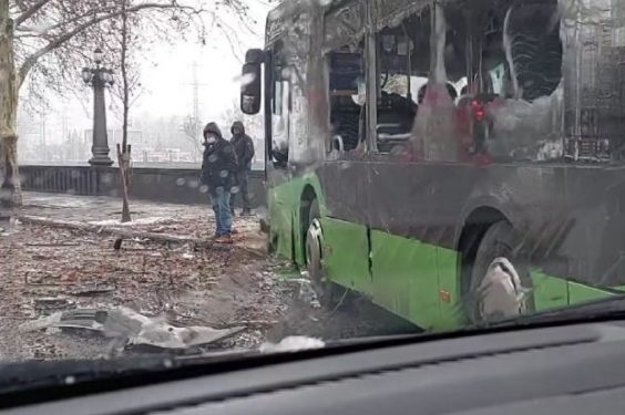 ავტოსაგზაო შემთხვევა თბილისში – ერთმანეთს ორი მანქანა და ავტობუსი შეეჯახნენ