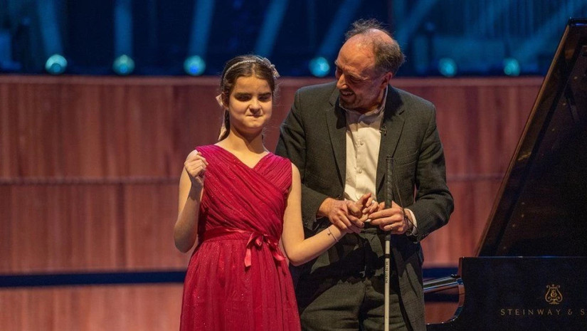 VIDEO: 13 წლის უსინათლო გოგომ ბრიტანეთის პიანისტების კონკურსი მოიგო