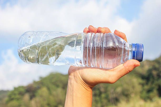 რატომ არ უნდა დალიოთ პლასტმასის ბოთლში შენახული წყალი