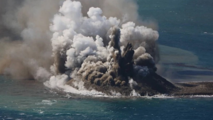 VIDEO: წყალქვეშა ვულკანის ამოფრქვევის შედეგად, იაპონიასთან ახალი კუნძული გაჩნდა